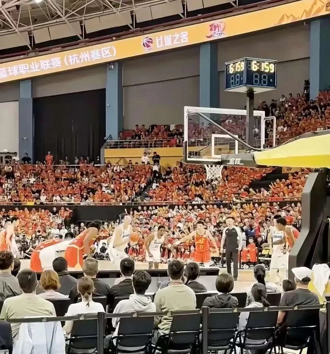 包含费德勒重返赛场，夺冠首场状态出色，RNG观众沸腾！比赛高潮迭起的词条